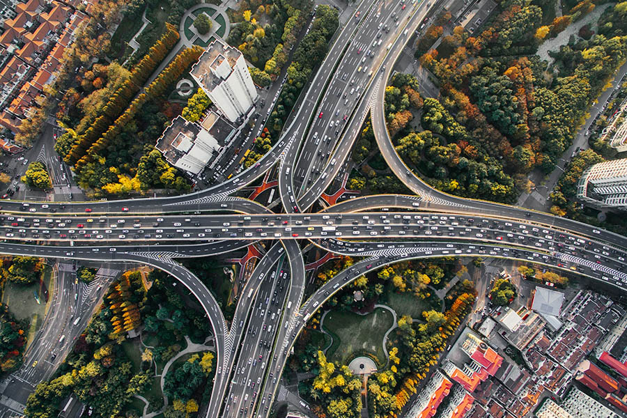 Das Foto zeigt einen Knotenpunkt aus verschiedenen Richtungen kommender Straßen und symbolisiert die Vielzahl an Informationen, die an einer zentralen Stelle erfasst und verarbeitet werden müssen.